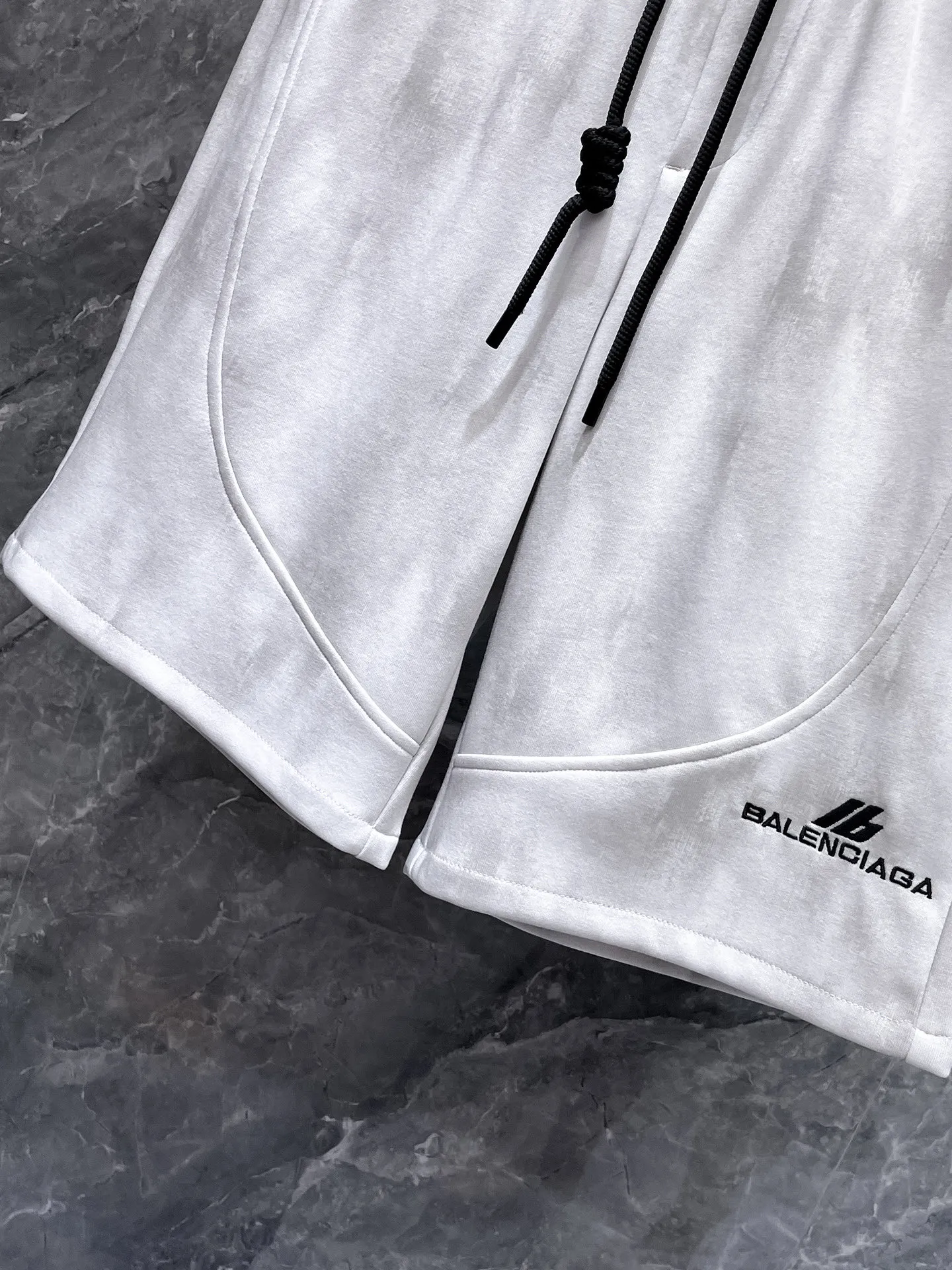 Balenciaga's three-standard complete 2026 summer New Arrival men's casual shorts, advanced custom-made Breathable fabric, Breathable fabric, extremely stretchy and comfortable, impeccable details, top-grade accessories, original logo design concept, delicate and soft feel! The upper body fit is awesome! Size: M-XXXL Please state your height and weight when ordering